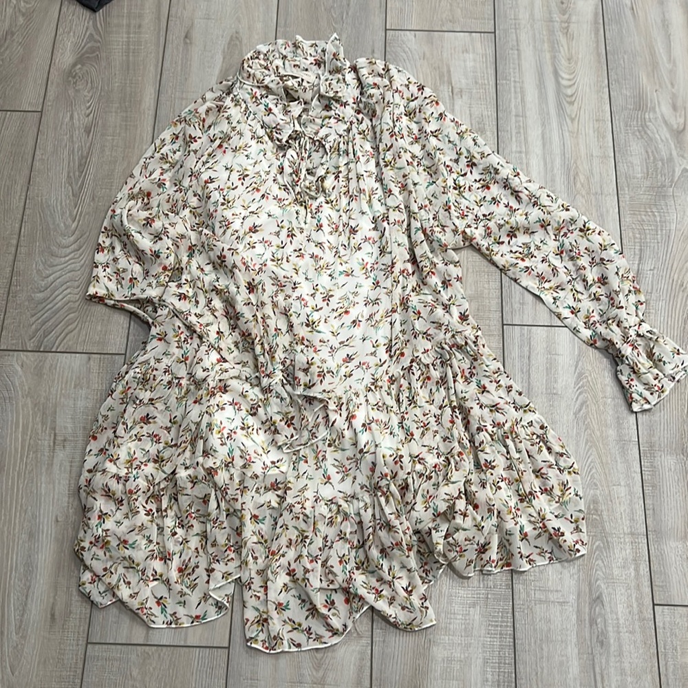 White floral dress. Comes with slip. Front tie closure. Like new. No damage.